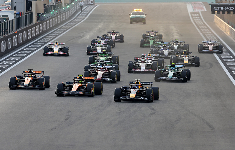 Formula 1'in son yarışında start anı (EPA)