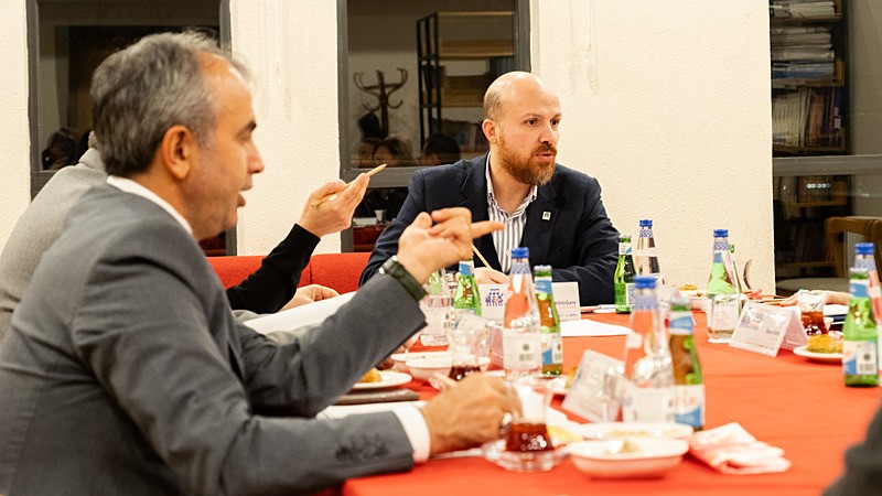 Türk müziği çocuk şarkıları repertuvarını zenginleştirmek, nitelikli eserler kazandırmak ve yeni bestecilerin yetişmesini teşvik etmek amacıyla düzenlenen II. Türk Müziği Çocuk Şarkıları Beste Yarışması'nın jüri değerlendirmesi gerçekleştirildi. Palet Türk Müziği İlkokulu ile Kültür ve Turizm Bakanlığı Güzel Sanatlar Genel Müdürlüğü işbirliğiyle düzenlenen yarışmanın jürisinde Yeni Türkiye Eğitim Vakfı (YETEV) Mütevelli Heyeti Başkanı Necmeddin Bilal Erdoğan da yer aldı. (AA)