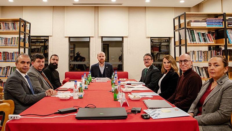 Türk müziği çocuk şarkıları repertuvarını zenginleştirmek, nitelikli eserler kazandırmak ve yeni bestecilerin yetişmesini teşvik etmek amacıyla düzenlenen II. Türk Müziği Çocuk Şarkıları Beste Yarışması'nın jüri değerlendirmesi gerçekleştirildi. Palet Türk Müziği İlkokulu ile Kültür ve Turizm Bakanlığı Güzel Sanatlar Genel Müdürlüğü işbirliğiyle düzenlenen yarışmanın jürisinde Yeni Türkiye Eğitim Vakfı (YETEV) Mütevelli Heyeti Başkanı Necmeddin Bilal Erdoğan da yer aldı. (AA)