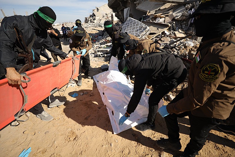 Gazze'de İsrailli esirlerin cesetlerini çıkarma çalışmaları, AA