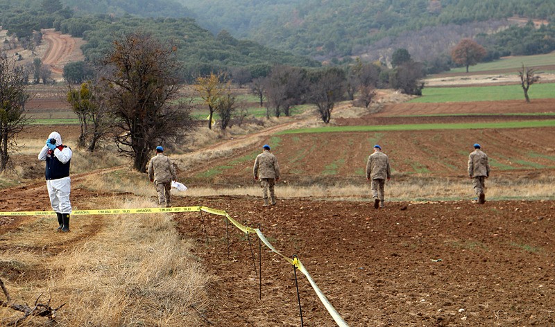 ispartadaki-kesik-bas-cinayetinde-yeni-gelisme-yanmis-aracinin-yaninda-bulunmustu-pusunun-sirlari-ortaya-cikti-1765277194011.jpeg Olay yeri (DHA)
