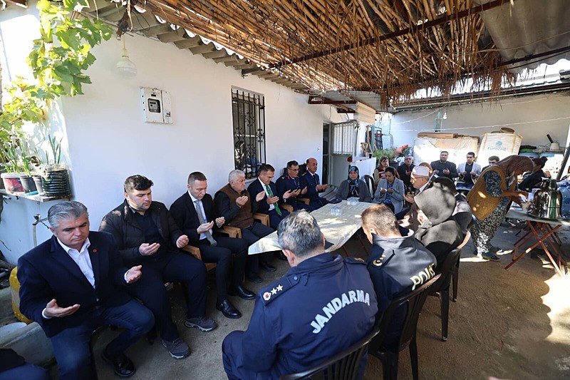 Askeri kargo uçağının Gürcistan-Azerbaycan sınırında düşmesi sonucu şehit olan Hava Uçak Bakım Astsubay Başçavuş Emrah Kuran'ın ailesine şehadet belgesi Muğla Valisi İdris Akbıyık tarafından verildi. (DHA)