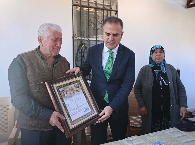 Askeri kargo uçağının Gürcistan-Azerbaycan sınırında düşmesi sonucu şehit olan Hava Uçak Bakım Astsubay Başçavuş Emrah Kuran'ın ailesine şehadet belgesi Muğla Valisi İdris Akbıyık tarafından verildi. (DHA)