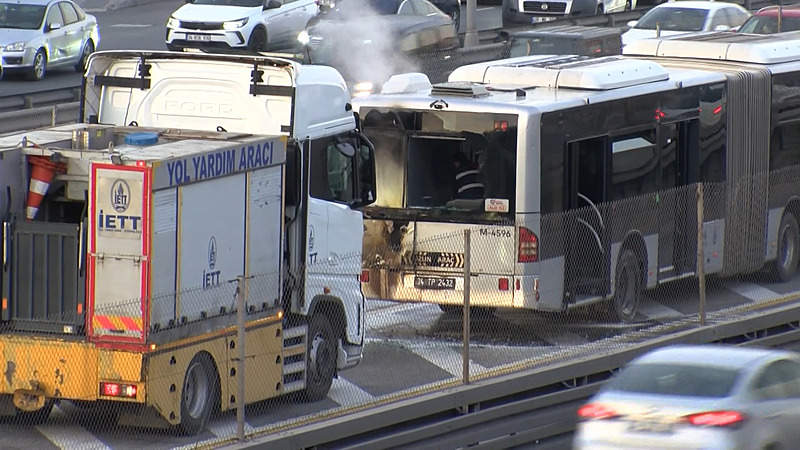 chpli-ibbnin-ulasim-rezaleti-metrobus-cayir-cayir-yandi-yolcular-panik-yasadi-1765349563343.jpg Metrobüs yangını (İHA)