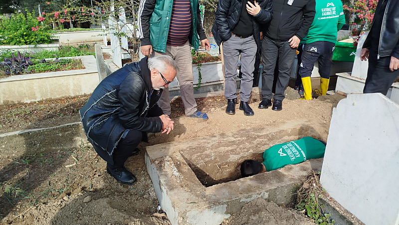 en-zor-veda-levent-ozdilek-annesi-gulseren-gucu-son-yolculuguna-ugurladi-1765372671001.jpeg Kaynak: DHA