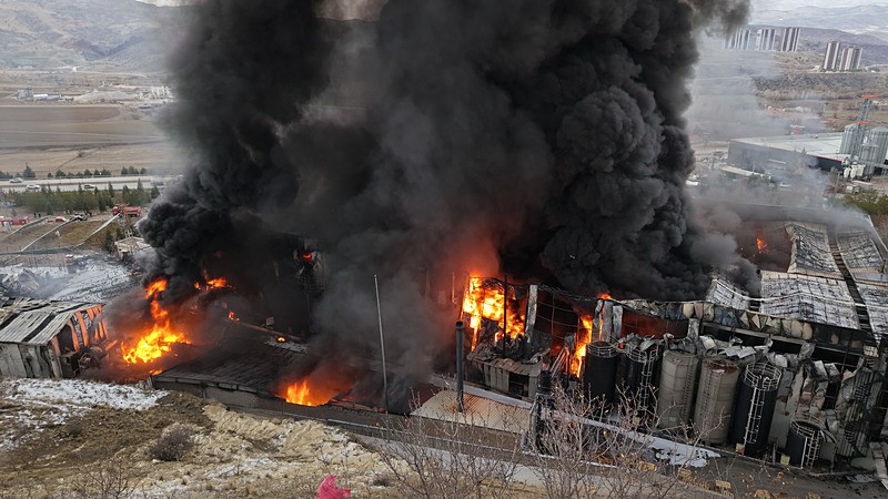 kirikkalede-fabrika-yangini-1765366855785.jpeg Yangın görüntüsü (AA)