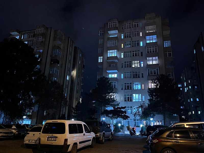 Yalova'daki evinin terasının penceresinden düşerek hayatını kaybeden ʺGüllüʺ adıyla tanınan ünlü sanatçı Gül Tut'un kızı Tuğyan Ülkem Gülter ve arkadaşı Sultan Nur Ulu, Büyükçekmece'de gözaltına alındı. (İHA)