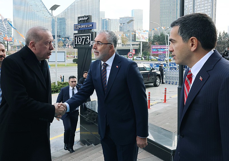 Başkan Erdoğan'ı, Çalışma ve Sosyal Güvenlik Bakanı Vedat Işıkhan ve TİSK Yönetim Kurulu Başkanı Özgür Burak Akkol karşıladı (Fotoğraf: AA)