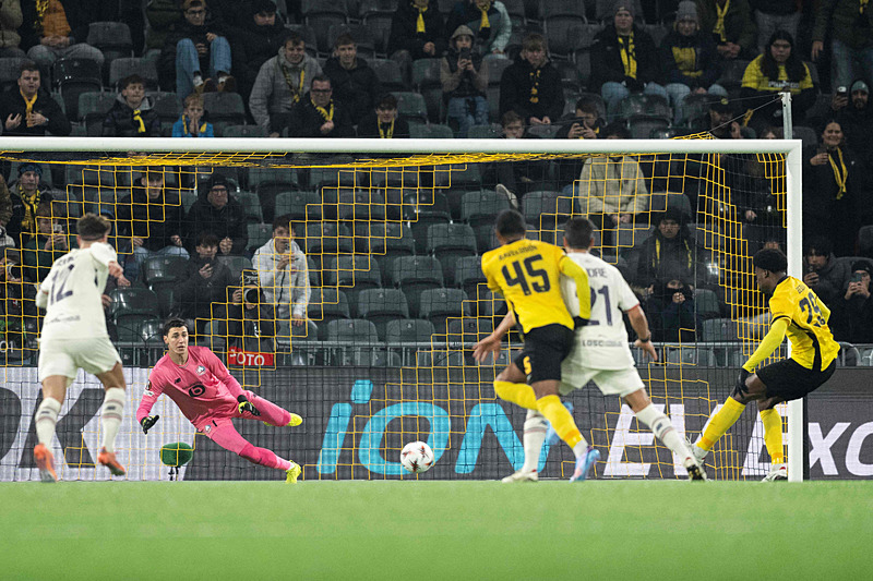 Berke Özer'in Young Boys maçında kurtardığı penaltı (AFP)