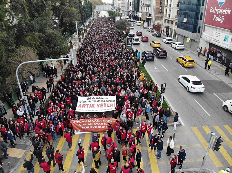 İzmir'li işçilerden çıplak ayaklı protesto (İHA)