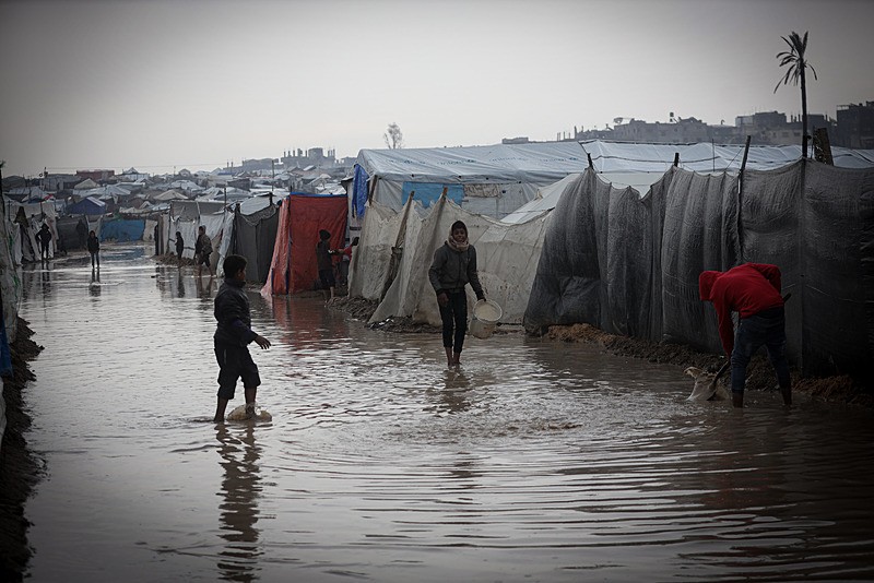 Gazze'de sağanak yağış nedeniyle Filistinlilerin çadırları sular altında kaldı, AA