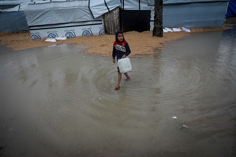 Gazze'de sağanak yağış nedeniyle Filistinlilerin çadırları sular altında kaldı, AA