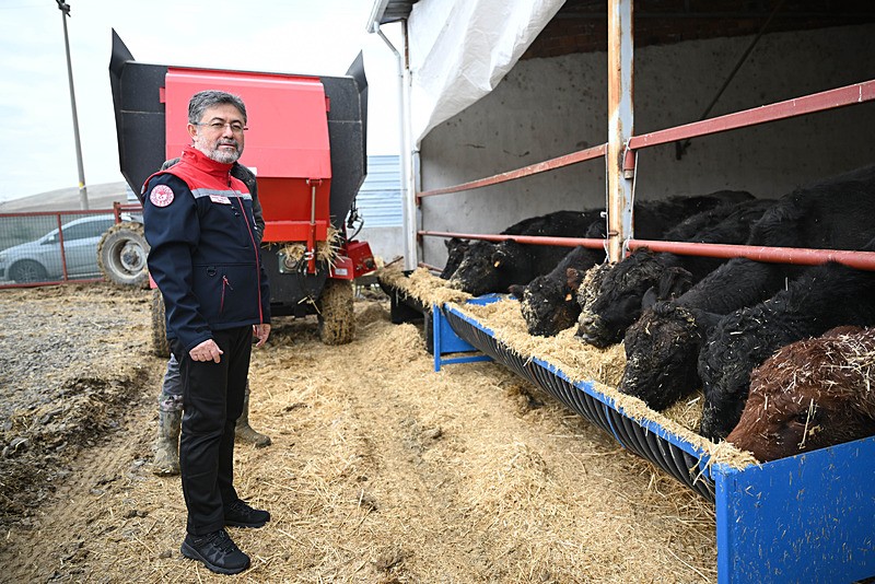 kirmizi-et-uretimini-artiracak-kirsalda-bereket-hayvanciliga-destek-projesi-meyvelerini-vermeye-basladi-1765442790651.jpeg Bakan İbrahim Yumaklı (AA)