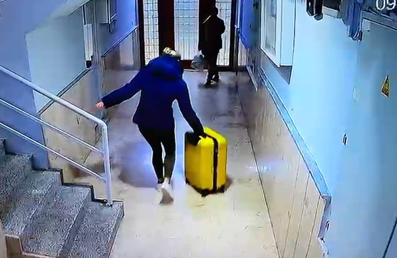 Güllü'nün kızı Tuğyan Ülkem Gülter valizlerle kaçarken (İHA)