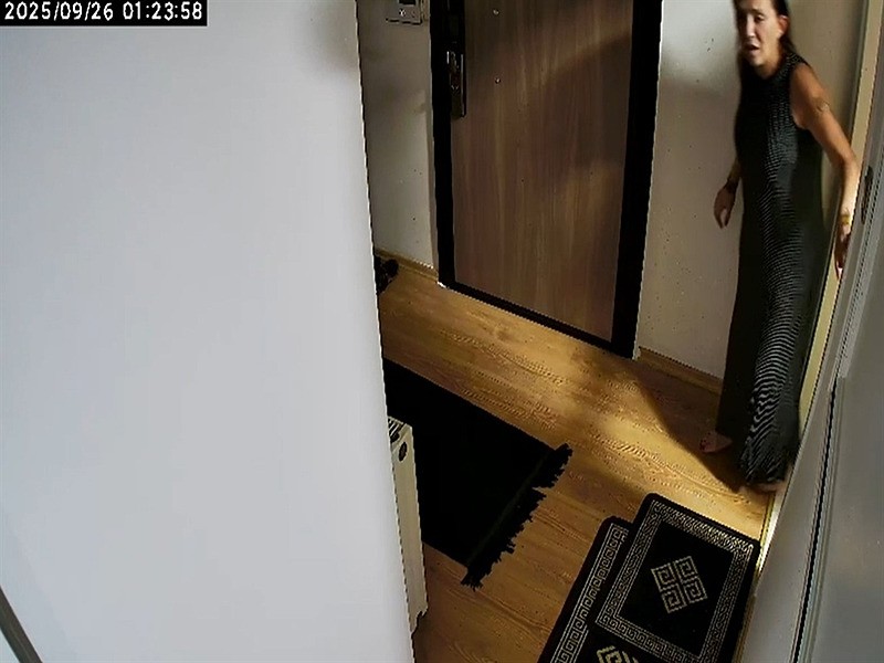 Evinin penceresinden kızı tarafından atılmadan önce Güllü'nün son görüntüsü (İHA)