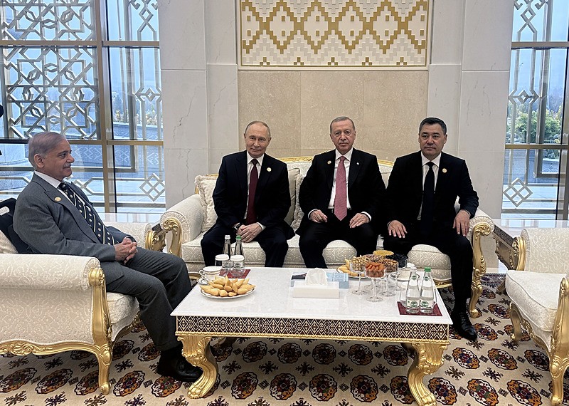 Başkan Erdoğan, Türkmenistan'ın başkenti Aşkabat'ta, Rusya Devlet Başkanı Vladimir Putin ve Pakistan Başbakanı Şahbaz Şerif ile bir araya geldi (Fotoğraf :AA)