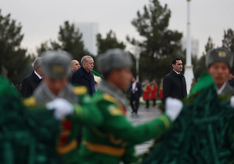 Başkan Recep Tayyip Erdoğan, Aşkabat'ta Tarafsızlık Anıtı'na çelenk koyma törenine katıldı (Fotoğraf: AA)