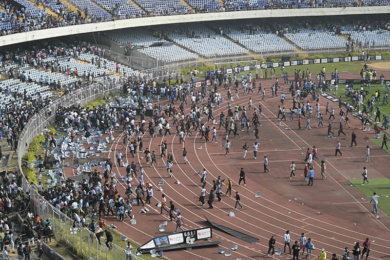 Sandalyeler havada uçuştu, AFP