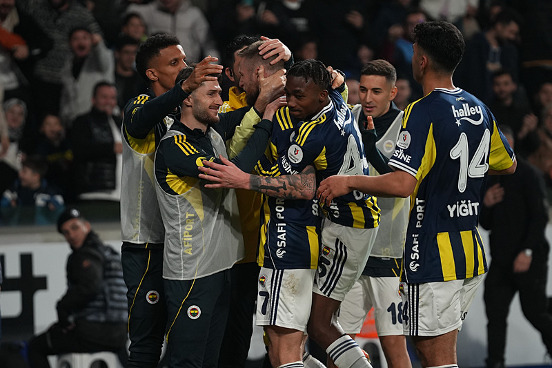 Fenerbahçe Başakşehir'i yenerek yeniden ikinci sıraya yükselmek amacında (AA)