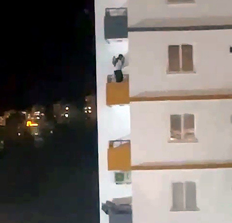 Bülbül balkondan kaçmaya çalıştı