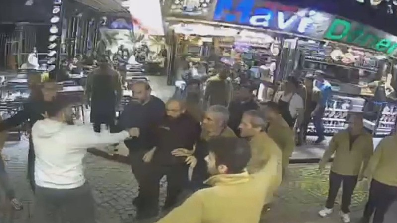 istanbul-fatihte-esnaf-arasindaki-kavga-kamerada-2-gozalti-2-tekrar-1765869813301.jpeg Olay görüntüleri (DHA)