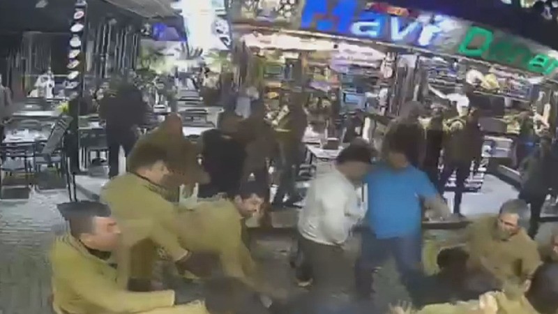 istanbul-fatihte-esnaf-arasindaki-kavga-kamerada-2-gozalti-2-tekrar-1765869825361.jpeg Olay görüntüleri (DHA)