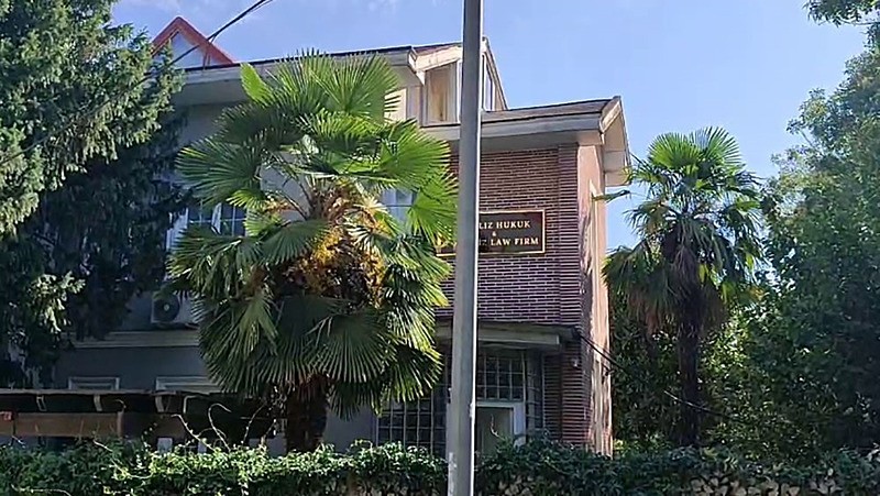 Epözdemir'in ofisi.