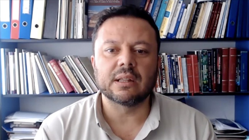 Eskişehir Osmangazi Üniversitesi Mimarlık-Mühendislik Fakültesi Jeoloji Mühendisliği Bölümü Öğretim Üyesi ve volkan bilimci Karaoğlu (Foto: AA)