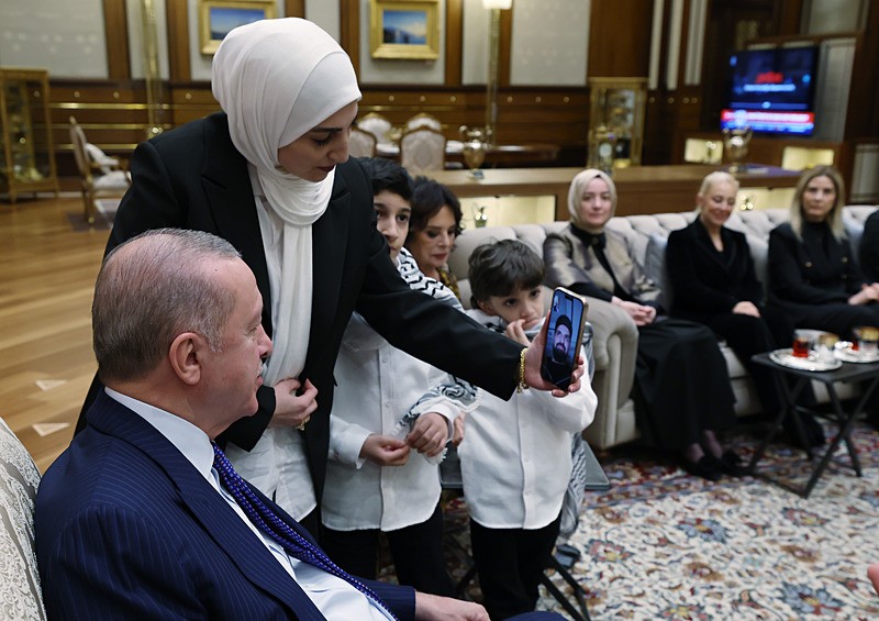 Başkan Erdoğan, Cumhurbaşkanlığı Kültür ve Sanat Büyük Ödülleri'ne layık görülenleri kabul etti. (AA)