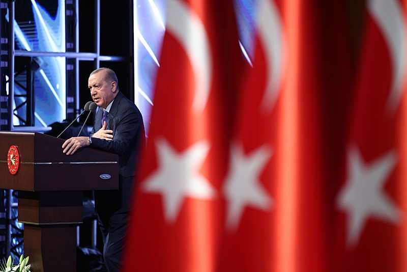 Başkan Recep Tayyip Erdoğan, Beştepe Millet Kongre ve Kültür Merkezi'nde Cumhurbaşkanlığı Kültür ve Sanat Büyük Ödülleri programına katılarak konuşma yaptı. (AA)