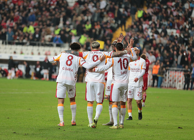 Galatasaray'ın Antalyaspor maçındaki gol sevinci (AA)