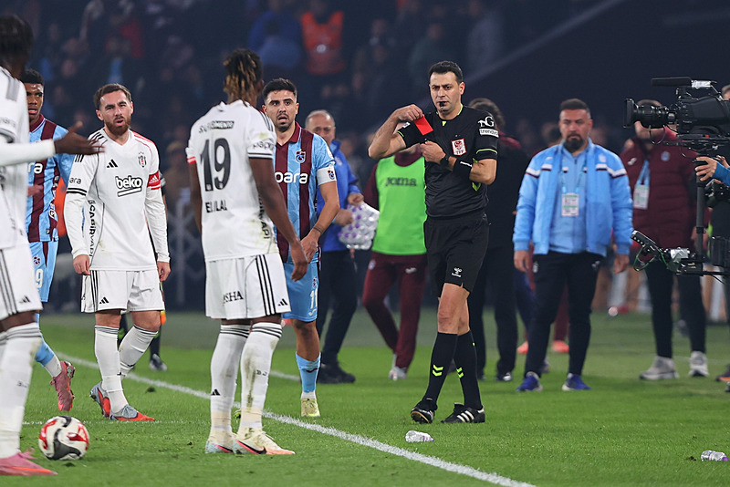El Bilal Toure Trabzonspor maçında kırmızı kart gördü (AA)