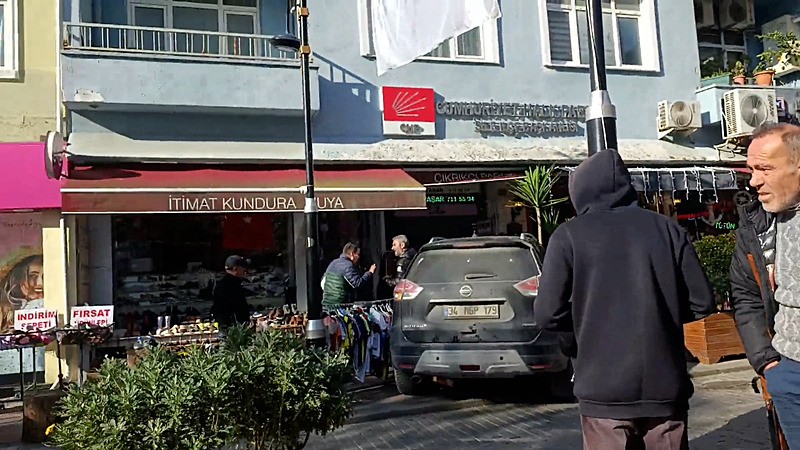 CHP binası önünde kriz (DHA)