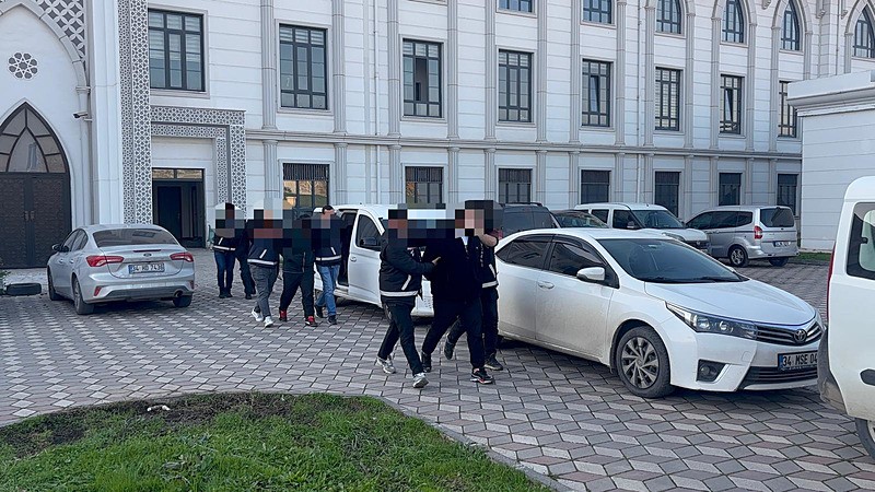 Kocaeli'nin İzmit ilçesinde, alacak-verecek meselesinden çıkan kavgada, 3 kişiyi tabancayla yaralayan Ertuğrul Serin ve Furkan Karaarslan tutuklandı. (DHA)