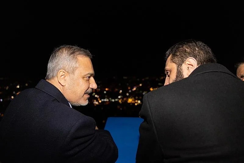 Dışişleri Bakanı Hakan Fidan (solda) ve Suriye'deki yeni yönetimin lideri Ahmed eş-Şera, Suriye'deki Kasyun Dağı'nda Şam manzarasını çay içerek izledi. (AA)