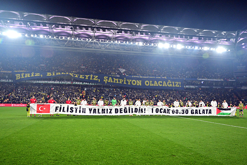 Fenerbahçe be Beşiktaşlı futbolcular sahaya Filistin'e destek çağrısının yer aldığı pankartla sahaya çıktı (AA)