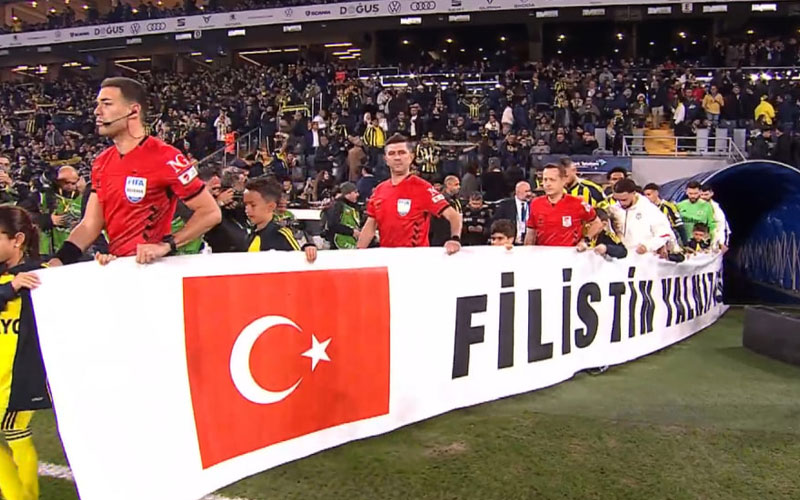 Fenerbahçe - Beşiktaş derbisinde futbolcular sahaya pankartla çıktı (ATV)