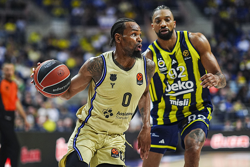 Basketbol Avrupa Ligi'nin 18. haftasında Fenerbahçe Beko ile Barcelona takımları Ülker Spor ve Etkinlik Salonu'nda karşılaştı. Bir pozisyonda Fenerbahçe Beko oyuncusu Khem Birch (92) ile Barcelona oyuncusu Kevin Punter (0) mücadele etti. (AA)