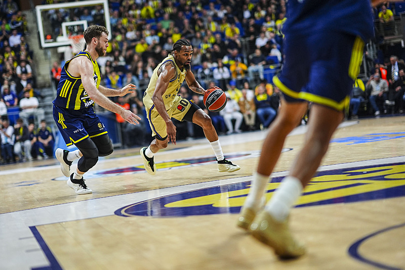 Basketbol Avrupa Ligi'nin 18. haftasında Fenerbahçe Beko ile Barcelona takımları Ülker Spor ve Etkinlik Salonu'nda karşılaştı. Bir pozisyonda Fenerbahçe Beko oyuncusu Nicolo Melli (solda) ile Barcelona oyuncusu Kevin Punter (0) mücadele etti. (AA)