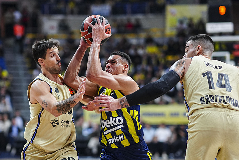 Basketbol Avrupa Ligi'nin 18. haftasında Fenerbahçe Beko ile Barcelona takımları Ülker Spor ve Etkinlik Salonu'nda karşılaştı. Bir pozisyonda Fenerbahçe Beko oyuncusu Wade Baldwin (ortada) ile Barcelona oyuncusu Nicolas Laprovittola (solda) mücadele etti. (AA)