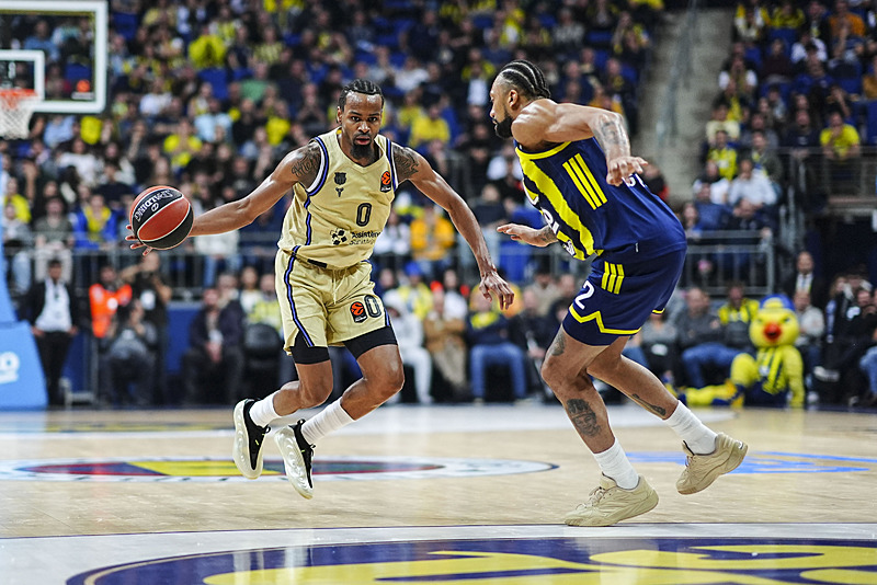 Basketbol Avrupa Ligi'nin 18. haftasında Fenerbahçe Beko ile Barcelona takımları Ülker Spor ve Etkinlik Salonu'nda karşılaştı. Bir pozisyonda Fenerbahçe Beko oyuncusu Khem Birch (sağda) ile Barcelona oyuncusu Kevin Punter (0) mücadele etti. (AA)