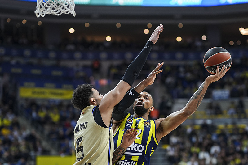 Basketbol Avrupa Ligi'nin 18. haftasında Fenerbahçe Beko ile Barcelona takımları Ülker Spor ve Etkinlik Salonu'nda karşılaştı. Bir pozisyonda Fenerbahçe Beko oyuncusu Khem Birch (92) ile Barcelona oyuncusu Miles Norris (5) mücadele etti. (AA)