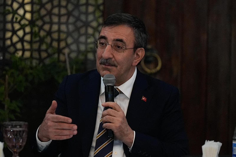 Cumhurbaşkanı Yardımcısı Cevdet Yılmaz ile Ticaret Bakanı Ömer Bolat, Azerbaycan'ın başkenti Bakü'de gazetecilerle bir araya geldi.