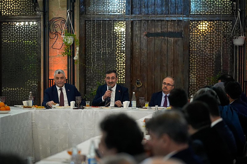 Cumhurbaşkanı Yardımcısı Cevdet Yılmaz ile Ticaret Bakanı Ömer Bolat, Azerbaycan'ın başkenti Bakü'de gazetecilerle bir araya geldi.
