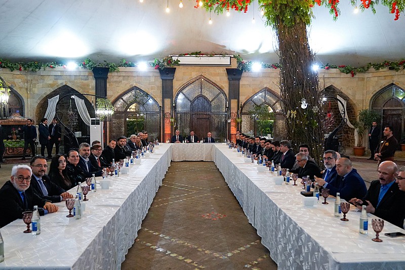 Cumhurbaşkanı Yardımcısı Cevdet Yılmaz ile Ticaret Bakanı Ömer Bolat, Azerbaycan'ın başkenti Bakü'de gazetecilerle bir araya geldi.