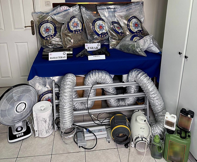 Adana'da uyuşturucu madde üretildiği belirlenen villaya yapılan baskında 4 kilo 778 gram esrar, 40 kök Hint keneviri ele geçirirken, çok sayıda iklimlendirme sistemi malzemesine el konuldu (DHA)
