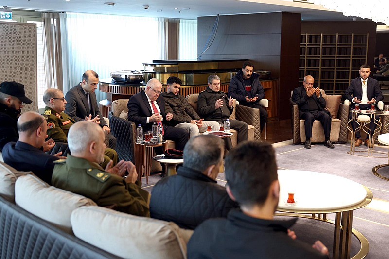 Milli Savunma Bakanı Yaşar Güler ile Genelkurmay Başkanı Orgeneral Selçuk Bayraktaroğlu, düşen uçakta bulunan Libya askeri heyetinin naaşlarını almak üzere Ankara'ya gelen görevlilere ve ailelere taziye ziyaretinde bulundu (AA)