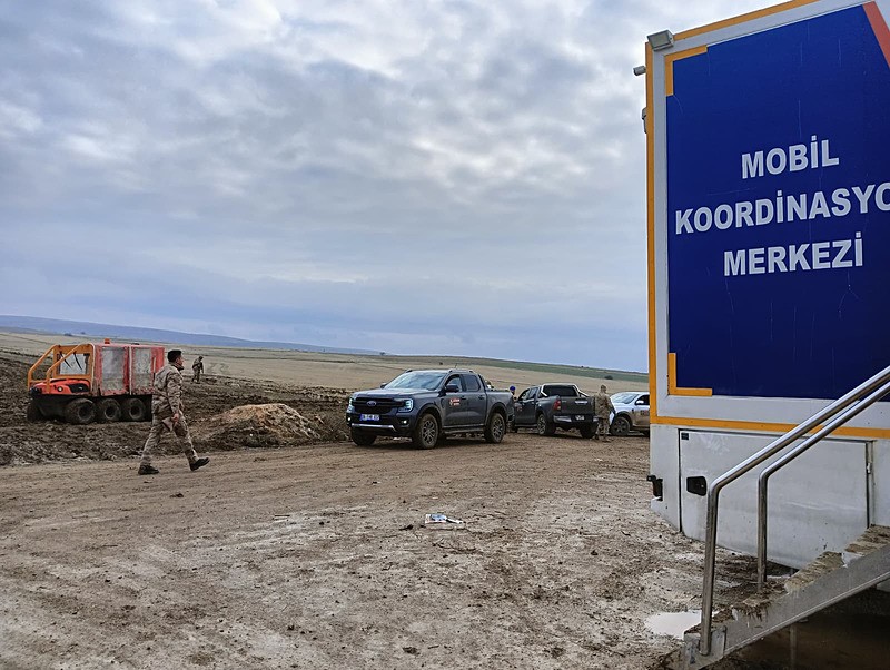 Libya heyetinin öldüğü uçak kazasında enkaz alanında çalışmalar devam etti. (DHA)