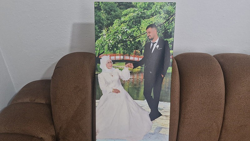 Sümeyye Durgun'un öldürülmesine ilişkin soruşturmada, eşi Ahmet Durgun'un cenaze bulunmadan 1 gün önce Sümeyye'nin bindiği taksiyi bulup aldığı bilgilerle cinayetin işlendiği siteye kadar çıktığı ortaya çıktı. (DHA)