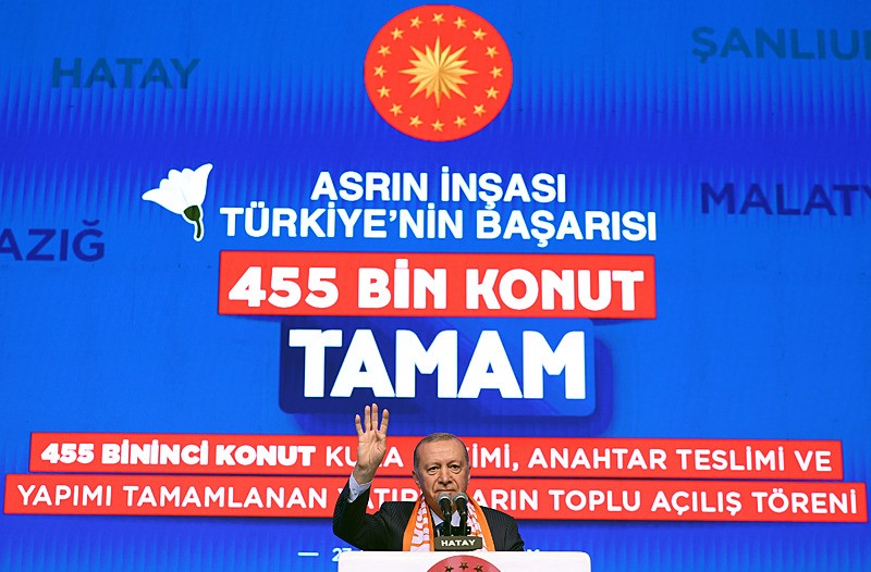 Cumhurbaşkanı Recep Tayyip Erdoğan, Hatay'da düzenlenen 455 Bininci Afet Konutu Kura Çekimi, Anahtar Teslimi ve Yapımı Tamamlanan Yatırımların Toplu Açılış Töreni'ne katılarak konuşma yaptı (AA)